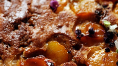 Moelleux aux mirabelles et fleurs de basilic