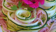 Salade rose de lamelles de courgettes