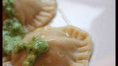 Raviolis au poulet et au fromage de brebis, sauce aux fleurs d'ail des ours