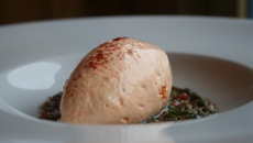 Mousse onctueuse au poivron rouge, anchoïade provençale taillée au couteau.