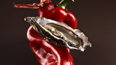 Huîtres, poivron confit et lard 