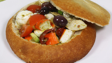 Pan bagnat à l'italienne : tomate, pesto, mozzarelle et bâtonnets Saveur Coraya
