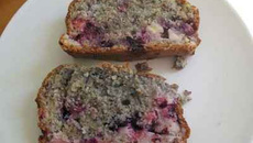 Cake aux fruits rouges, banane et zestes de citron