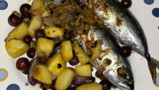 Sardines grillées aux feves, pommesde terres nouvelles et ail nouveaux