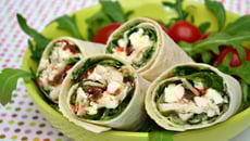 Wraps au poulet sauce moutarde, tomates séchées et feta