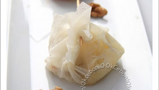 Croustillants de maroilles et noix à la gelée de groseille