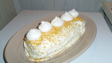 Bûche de Noël fourrée de crème aux spéculoos et nappée de chantilly au chocolat blanc