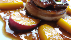 Tatin de mangue et foie gras chaud