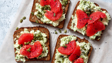 Tartines avocat, cottage cheese et pomelo