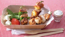 Brochettes de poulet, sauce au yaourt