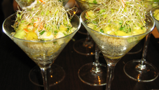 Verrine de quinoa petite salade de surimi mangue et graines germées