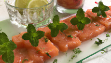 Tartare de saumon à la gelée de pamplemousse