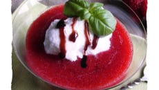 Île flottante sur coulis de fraise au basilic