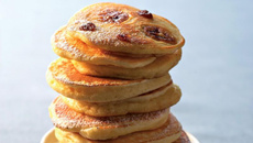 Pancakes banane et rhum-raisins simples