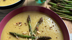 Soupe d'asperges aux cacahuètes