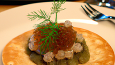 Le 'caviar du Velay' en gelée de crustacés, blinis à la farine de Lentilles Verte du Puy