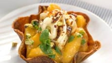 Corolles caramélisées aux pêches poêlées miel et vanille et crème glacée Carte d'Or® façon glacier saveur crème brûlée