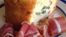 Cake au roquefort et au speck