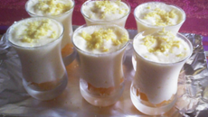 Mousse au citron avec morceaux d'abricots