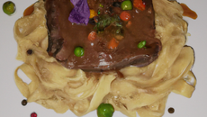 Steak haché et ça sauce aux légumes sur son lit de tagliatelle