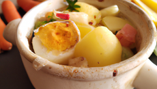 Œuf cocotte pommes de terre et légumes acidulés