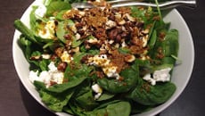 Salade d'épinards au chèvre et aux noisettes