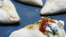 Petits chausson à la fourme d'Ambert, aux épinards et aux fruits secs