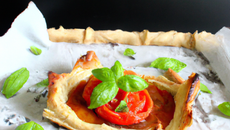 Tarte aux tomates, basilic et Cabécou du Périgord sur pâte feuilletée