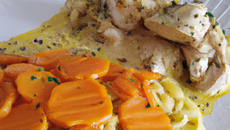Dés de poulet au citron et à la  cardamome verte, accompagnés de tagliatelles de carottes et riz blanc au curcuma