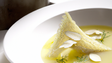 Soupe de gariguette au vinaigre balsamique blanc et sa tuile aux amandes de Provence