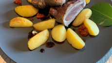 Carré d'agneau du Connemara à la sauge et pignon, pommes de terre pimentées