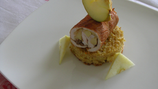 Dinde aux pommes et aux girolles sur une galette de boulghour parfumée à l'orange