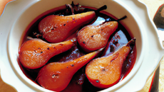 Poires pochées au vin rouge aux épices