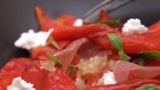 Salade tiède de poivrons grillés au jambon de parme et chèvre frais