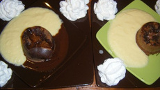 Un fondant au Chocolat sur son lit de Crème Anglaise ...