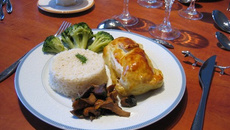 Feuilleté de saumon et sauce au roquefort