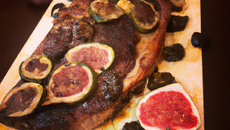 Côte de bœuf aux figues, aux poires et aux raisins