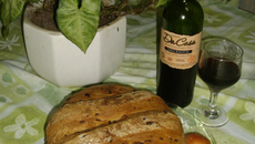 Pain aux oignons et vin rouge maison