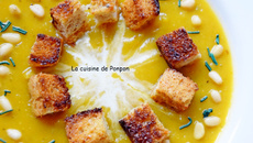 Potage au butternut et carottes garni de croûtons, pignons et spiruline