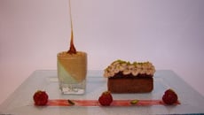 Assiette gourmande autour de la pistache, chocolat, noisette et framboise