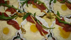 Minis-œufs cocottes à la crème de gorgonzola et coppa croustillant