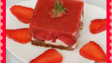 Fraises en gelée sur un bavarois au yaourt et croquant aux spéculoos