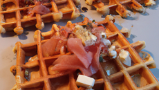 Gaufres salées saumon et chèvre et lardons bâtonnets de fromage