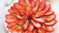 Carpaccio de fraises à la mélasse de grenade