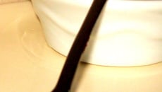 Parfait glacé au chocolat blanc et pistaches