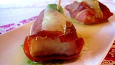 Bouchées de poisson, prosciutto, et fontina et pesto roquette-noisettes