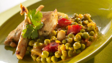 Poulet tendre aux épices citronnées et gourmandise de pois à la provençale