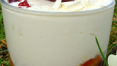 Mousse de chocolat blanc aux prunes caramélisées