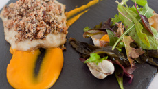 Bar en crumble de kasha et algues, coulis de potimarron et chou-fleur comme un risotto