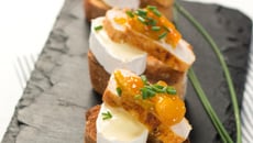 Bruschetta de poulet fumé, chutney de mangues et En Cas de Caprice